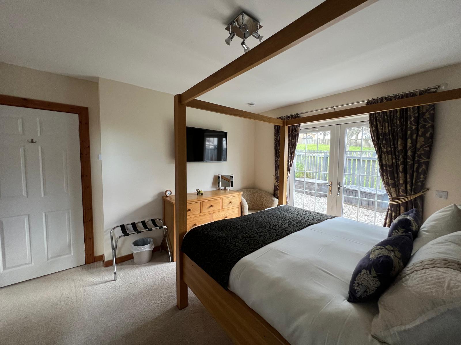 Lindfields bedroom 2 four-poster with en-suite