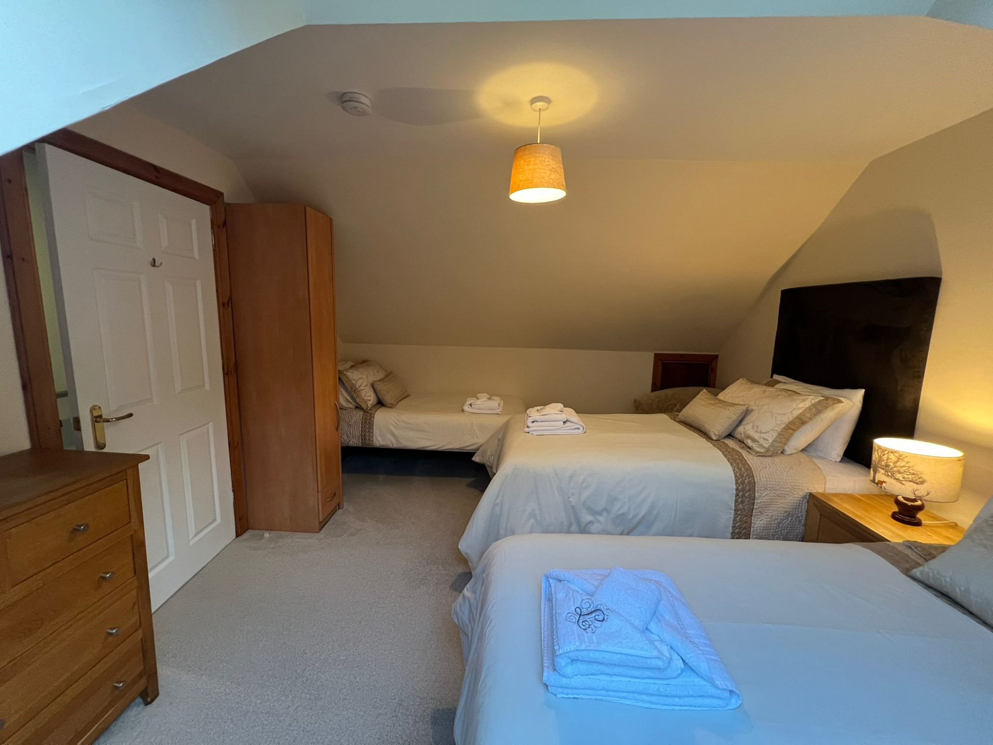 Lindfields bedroom 3 three singles