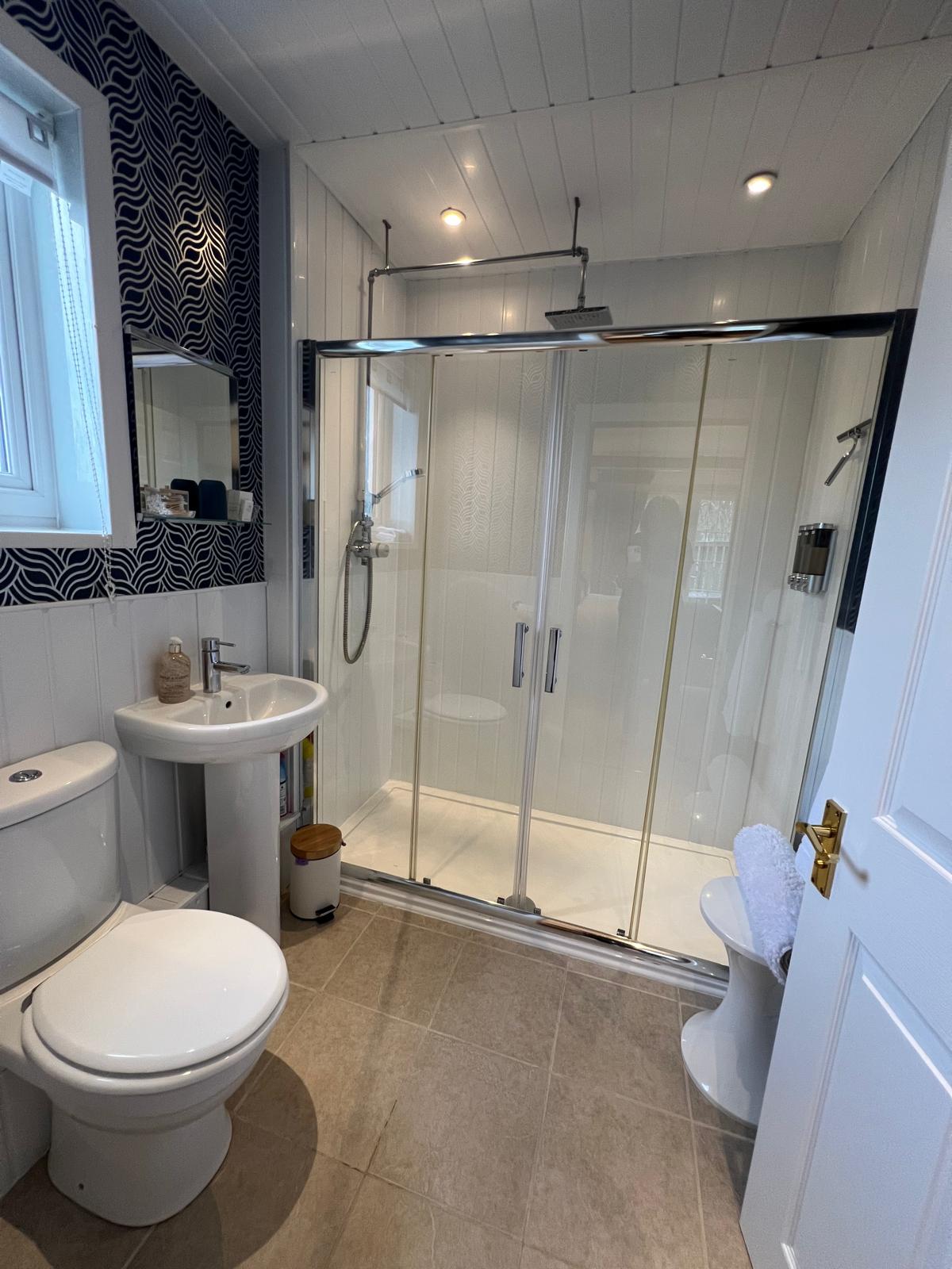 Lindfields en-suite shower