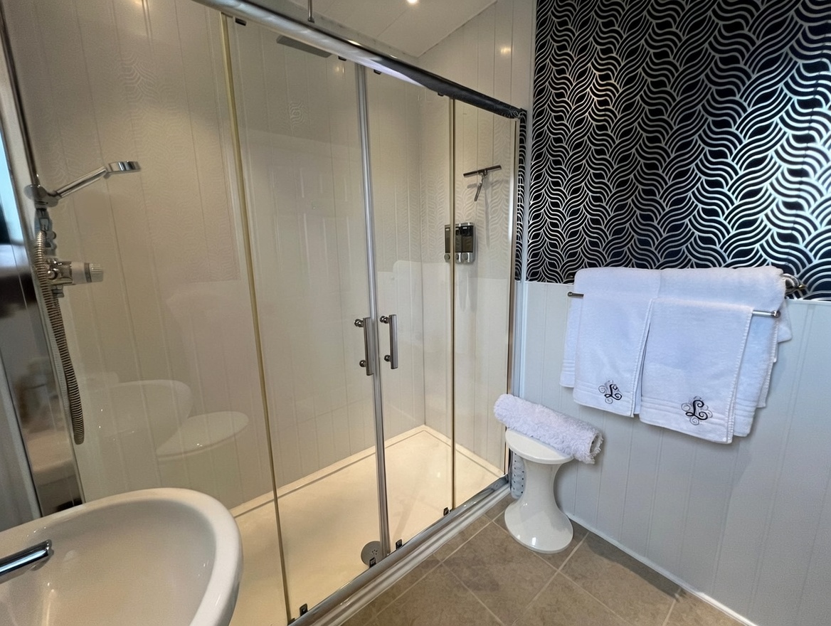 Lindfields en-suite shower